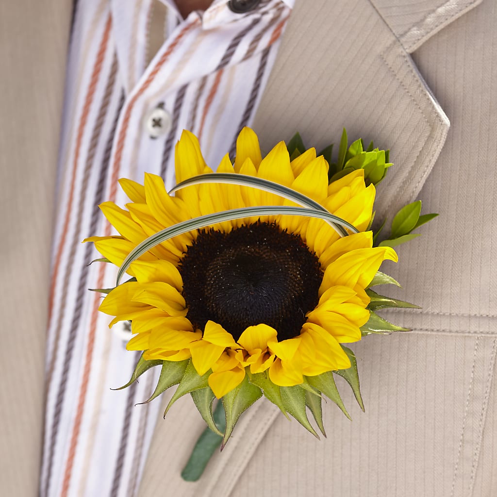 Free Spirit Boutonniere – Loose Leaf Florist, Austin TX